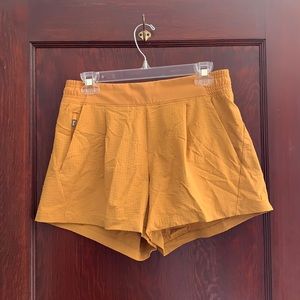 Athleta Textured Brooklyn Short (Size 6)